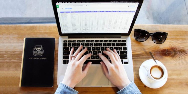 Pemex reporta 1,800 descargas de información de sus proveedores