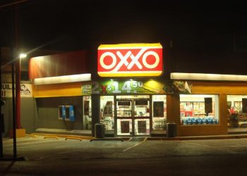Tiendas Oxxo paga 1,576 mdp a CFE por porteo, líneas de transmisión y cargos fijos