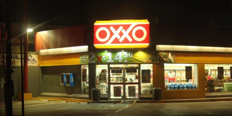 Tiendas Oxxo paga 1,576 mdp a CFE por porteo, líneas de transmisión y cargos fijos