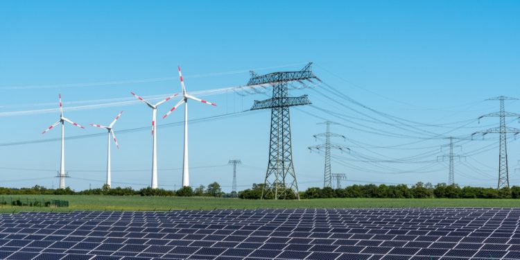 Más del 80% de la nueva capacidad eléctrica es renovable, energía solar y eólica aportan 91%: IRENA