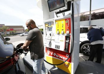 Gasolinas en EU suben 9.1% en marzo, inflación se va a 2.6%