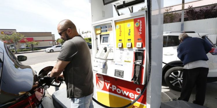 Gasolinas en EU suben 9.1% en marzo, inflación se va a 2.6%