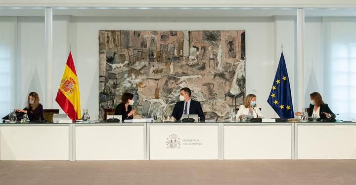 Gobierno español lanza tercer programa para adquirir vehículos eléctricos o híbridos e instalar infraestructura de recarga