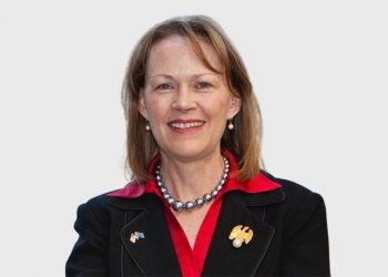 Mary Burce Warlick es nombrada Directora Ejecutiva Adjunta de la AIE