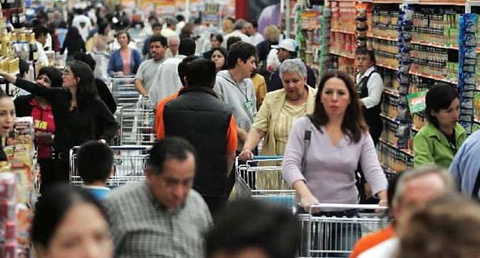 Confianza del consumidor avanza, pero todavía por debajo del año pasado
