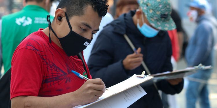 Desempleo baja a 6.7% en la OCDE en febrero, todavía por arriba del nivel prepandemia; México estable en 4.5%