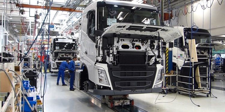 Venta al menudeo de vehículos pesado suben 18.82%, ligan tres meses al alza