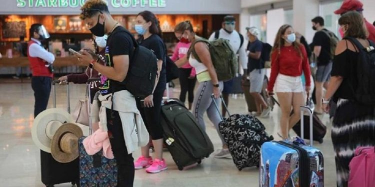 Turismo sigue estancado: número de turistas internacionales cae 57.9% anual en febrero