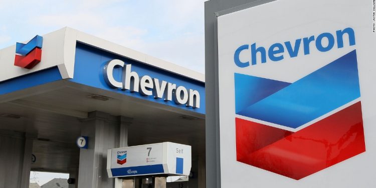 Chevron reducirá negocios intensivos en carbono e invertirá en energías renovables