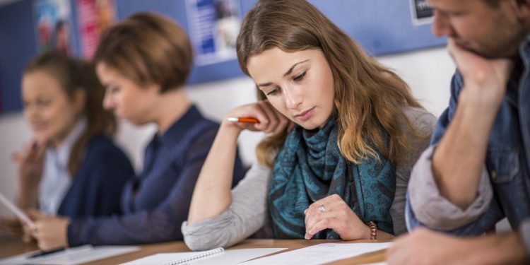 ¿Dónde trabajan las mujeres y cuánto ganan?