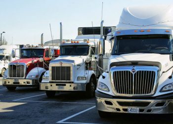 Ventas y exportaciones de vehículos pesados impulsan a la industria