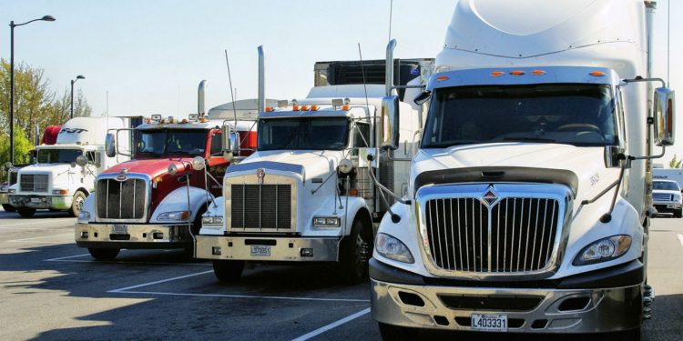 Ventas y exportaciones de vehículos pesados impulsan a la industria