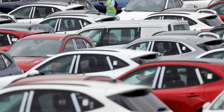 Venta de vehículos ligeros bajan 12.45% en abril