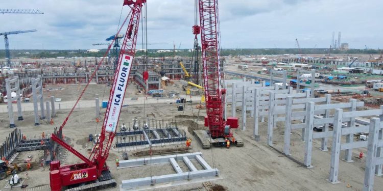 Dos Bocas, colocan rack de tuberías de distintas plantas