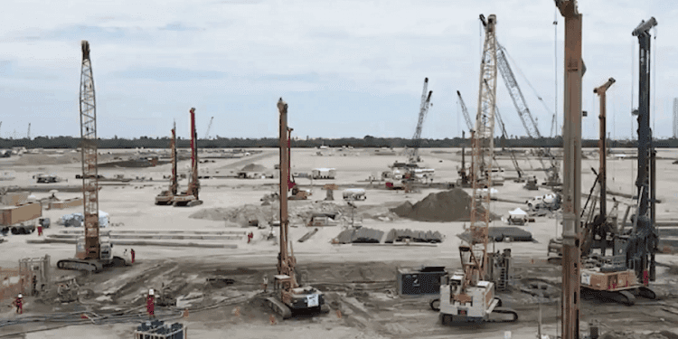 Obras en petróleo y petroquímica crecen 13.3% real en abril; agua, riego y saneamiento 3.0%