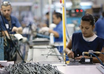 Productividad laboral cae 0.7% en el primer trimestre
