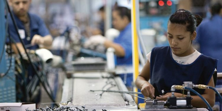 Productividad laboral cae 0.7% en el primer trimestre