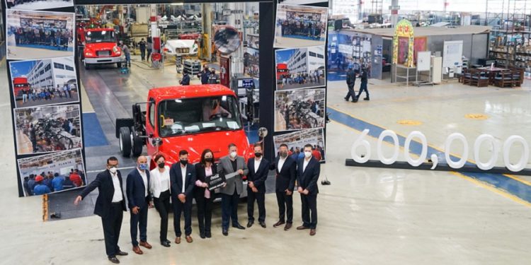 Daimler Trucks celebra la producción de su unidad 600mil en Planta Santiago, para FEMSA