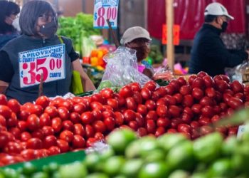 Inflación vs tipo de cambio y tasas de interés