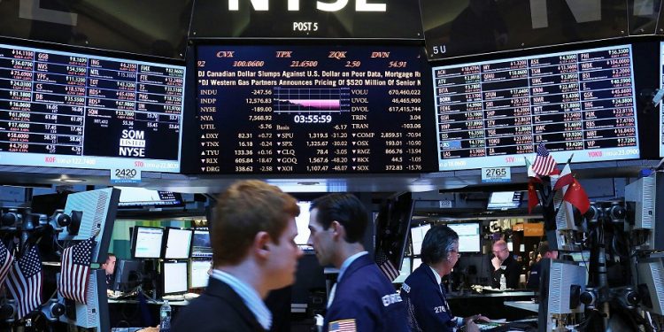 Mercados financieros nerviosos por aumento de casos de COVID-19