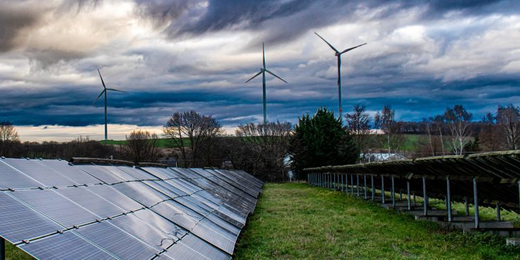 CRE suspendería permisos y contratos de plantas renovables sin avances de construcción