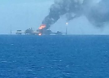 Cinco desaparecidos y una persona fallecida, deja incendio en plataforma E-Ku-A2 de Pemex