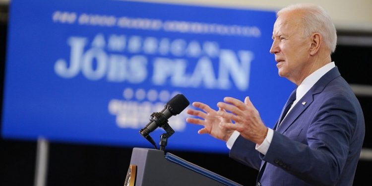 Joe Biden impulsa los autos cero emisiones, meta del 50% para 2030