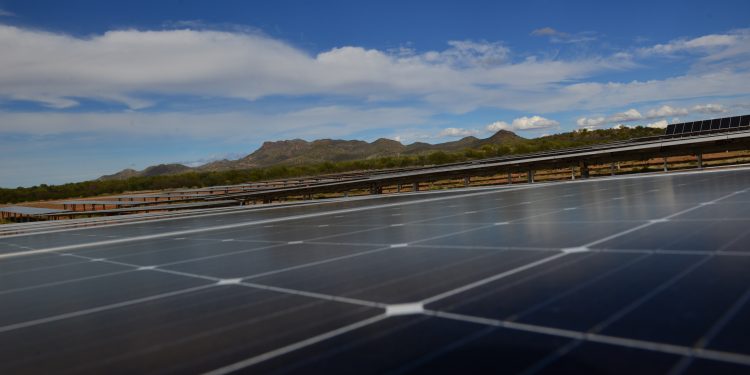 Sempra y GRID Alternatives apoyan con electricidad a 40 familias de escasos recursos