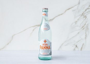 Acqua Panna en botella 100% de pet reciclado