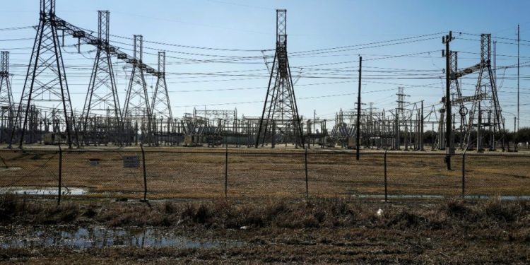 Generación de electricidad, gas y agua de EU avanza 3.3% en agosto; manufacturas crecen 0.4%