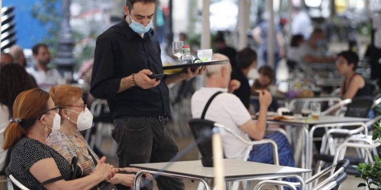 IGAE sube 0.5% en julio, impulsado por sector servicios