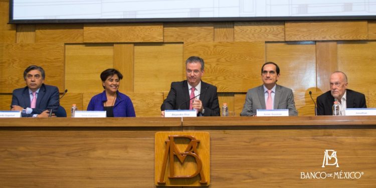 Banxico confirma ciclo alcista en tasas de interés; panorama económico complicado