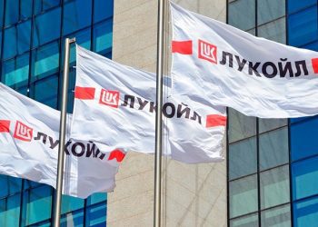 Lukoil emite deuda por 2,300 millones de dólares en mercados internacionales