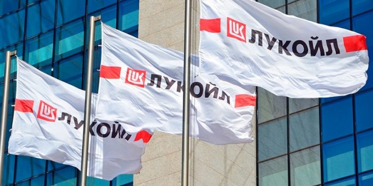 Lukoil emite deuda por 2,300 millones de dólares en mercados internacionales