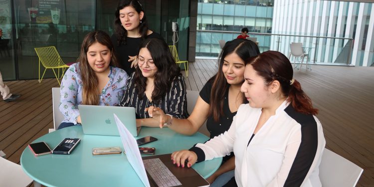 Juntas rompen el “Techo de Cristal”: programa W-STEM del TEC de Monterrey