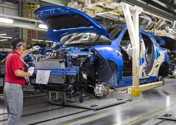 Producción de industria automotriz se cae 25% en octubre; exportaciones bajan 19.9%