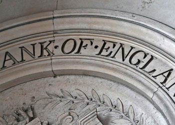 Banco de Inglaterra sube tasas de interés; el primer banco central en subir precio del dinero