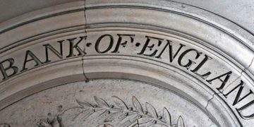 Banco de Inglaterra sube tasas de interés; el primer banco central en subir precio del dinero