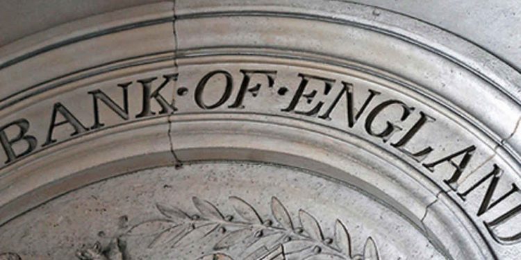 Banco de Inglaterra sube tasas de interés; el primer banco central en subir precio del dinero