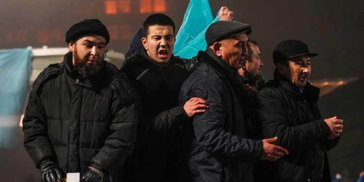 Conflicto en Kazajstán: Lukoil trabaja con normalidad; protestas por alza de carburantes