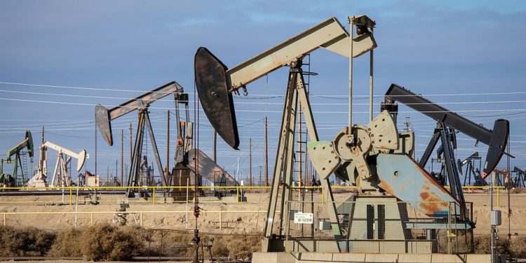 Producción de combustibles fósiles alcanzará máximos en 2022 y 2023; generación de CO2 al alza: EIA