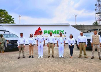 Pemex entrega vehículos equipados a la SEMAR; robo de hidrocarburos de 4,000 barriles al día