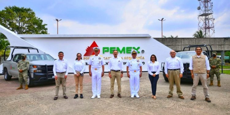 Pemex entrega vehículos equipados a la SEMAR; robo de hidrocarburos de 4,000 barriles al día