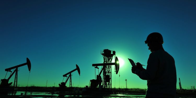 Mezcla sube a 85.93 dólares, 23.73 dólares arriba del estimado por Hacienda; analistas ven petróleo en 100 dólares