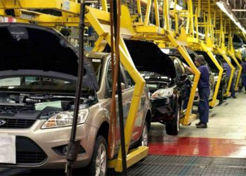 Producción de GM, Nissan y VW se desploma, Ford compensa caída del sector