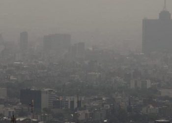 Contingencia ambiental en la CDMX, no circulan autos con engomado rojo, terminación de placas 3 y 4