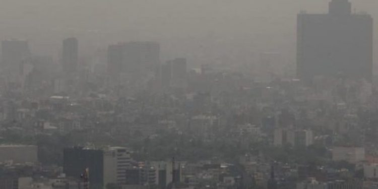 Contingencia ambiental en la CDMX, no circulan autos con engomado rojo, terminación de placas 3 y 4