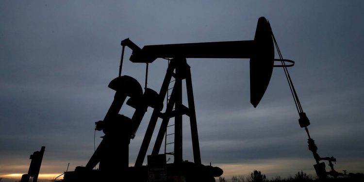 Mezcla mexicana pone piso en los 90 dólares; sube 8.05% y cierra en 98.28 dólares