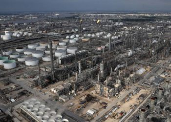 EUA y 30 países de la AIE pactan liberar 60 millones de barriles de petróleo para estabilizar precios