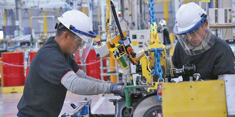 Personal ocupado del sector manufacturero sube 0.4% en febrero